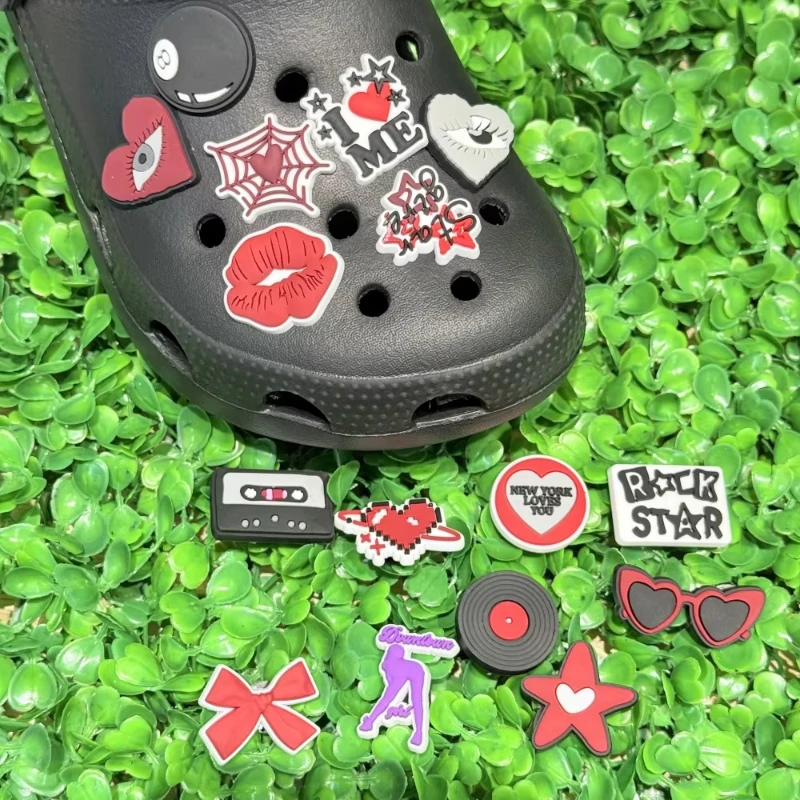 [Y2K Retro Charms] Heißer Verkauf Y2K Retro Schuh Charms Vintage 90er Jahre Popkultur PVC Anhänger mit Herz, Stern, Felsen auf und Lippen Designs Image