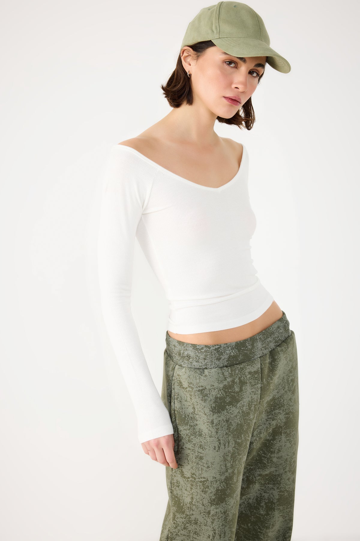 Geripptes T-Shirt mit weitem Halsausschnitt Image