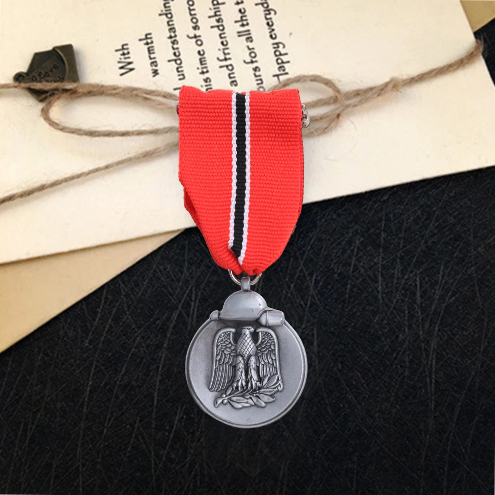 Die deutsche Ostfront-Wintermedaille, gefrorene Fleischmedaille, sowjetisches Emblem, Metallmedaille ist aufgehängt, Accessoire Image
