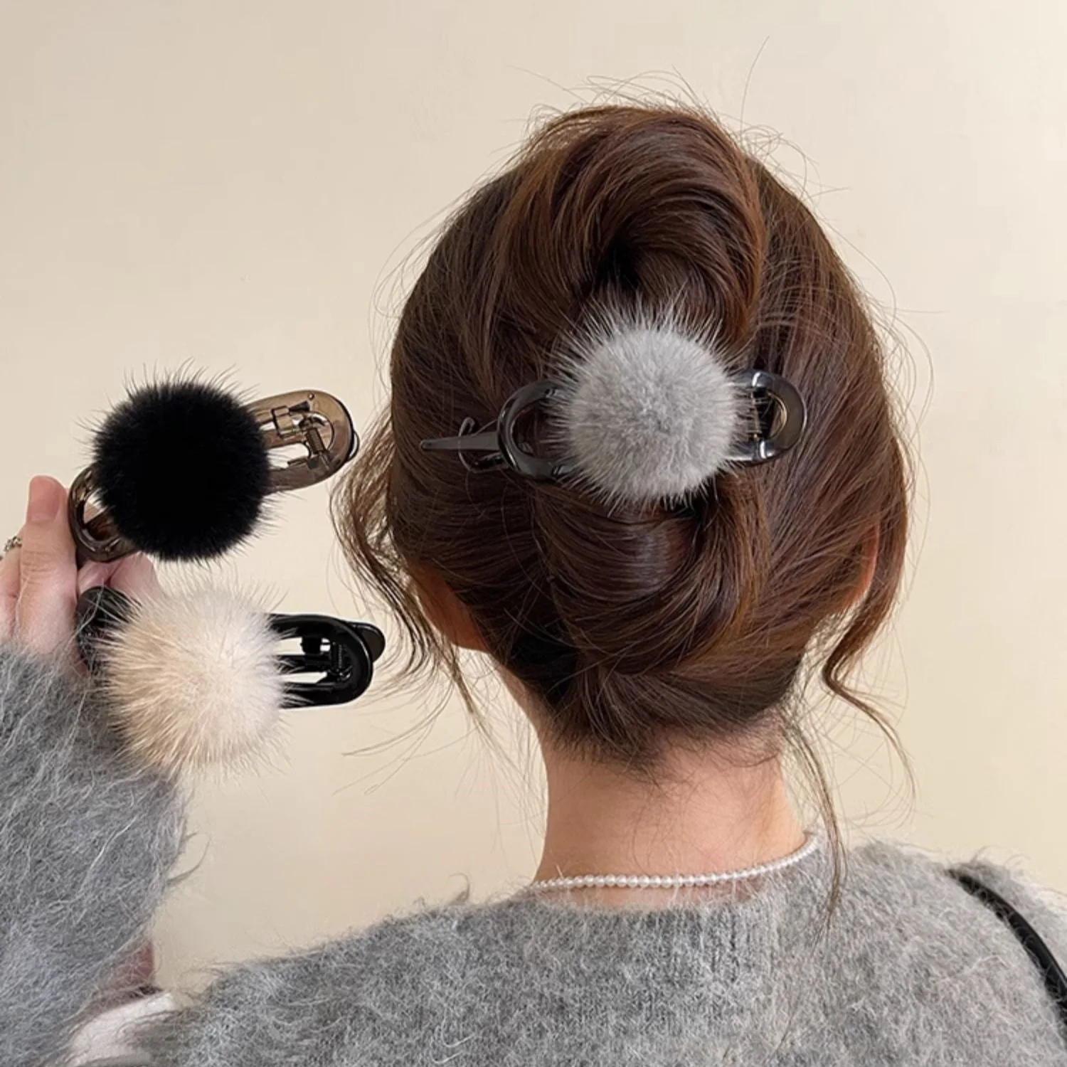 1PC Fuzzy Pom Pom Haarklammer für Frauen, elegantes Haarschmuck in Schwarz/Grau/Beige, trendiger rutschfester Haargriff im koreanischen Stil
