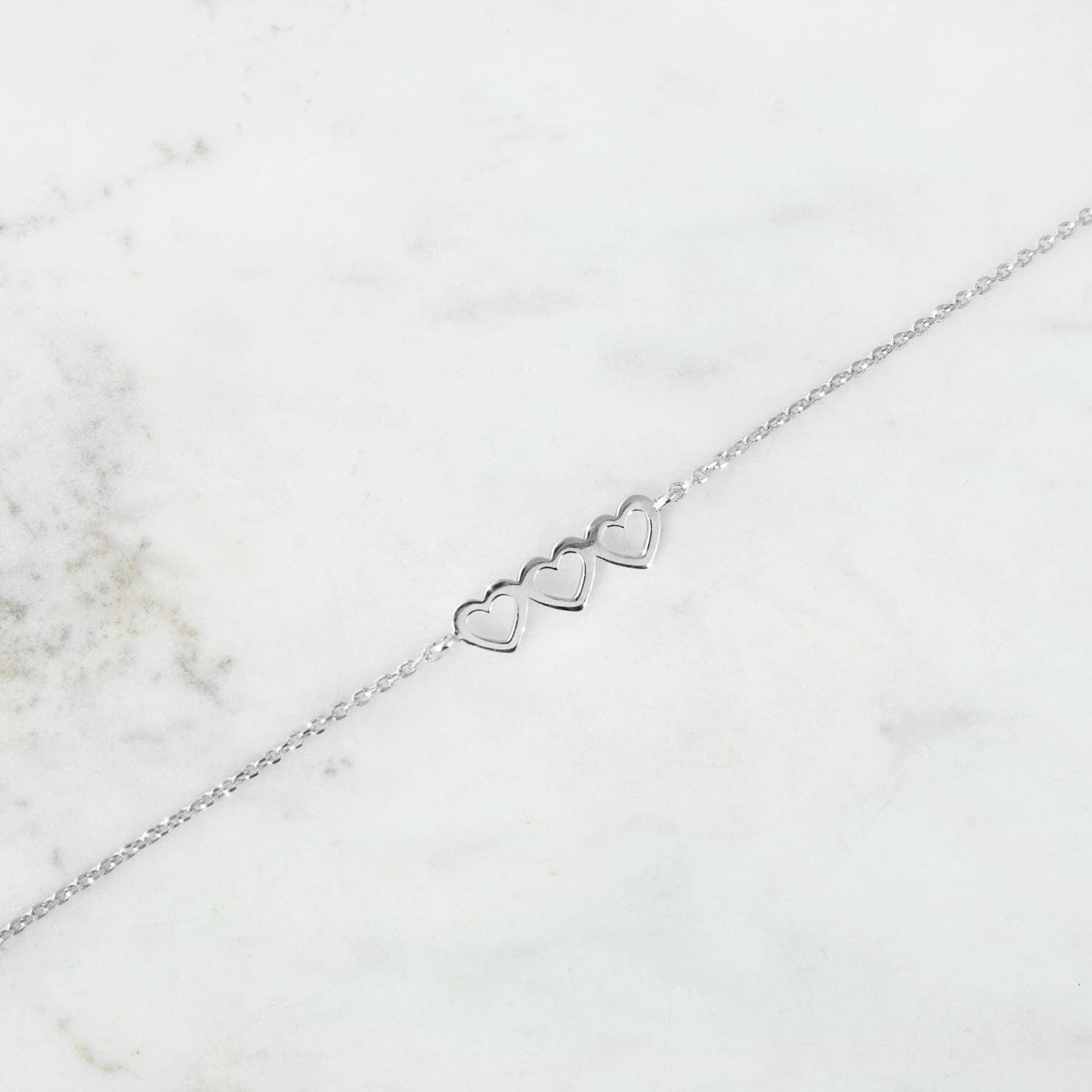 Bracciale a tre cuori, bracciale in oro bianco 9K 14K 18K, tre cuori in oro, delicato braccialetto romantico, piccolo ciondolo a forma di cuore, regal