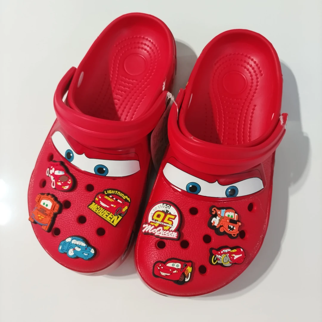 Clogs im Croc-Stil, Slide-Sandalen, Disney Cars, klassische rote McQueen mit Schuhanhängern, rutschfeste, atmungsaktive Strandschuhe, Hausschuhe