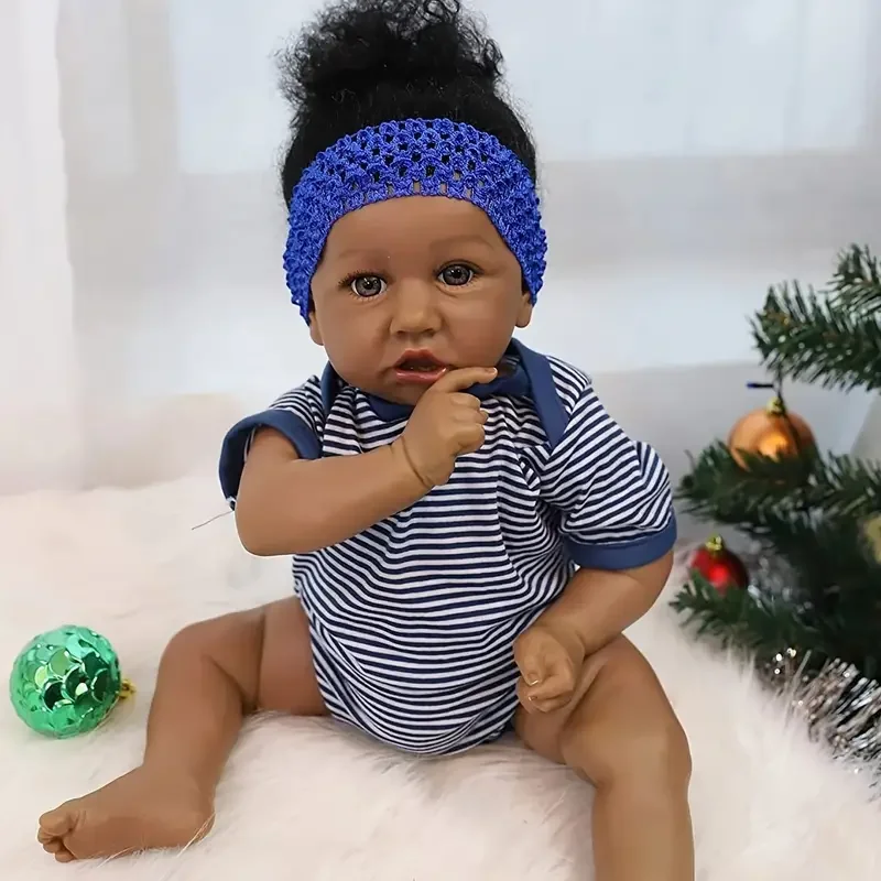 Neue 22-Zoll-Stoffkörper-Saskia, schwarzhäute wiedergeborene Mädchenpuppe mit blau gestreiftem blauem Stirnband, ein exquisites Geschenk für Kinder Image