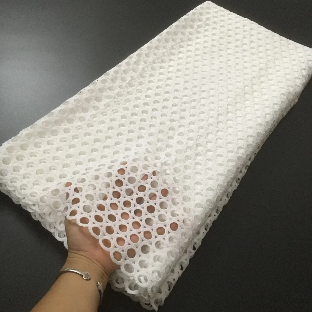 Weißer afrikanischer schnur spitzens toff hochwertiger nigeriani scher milch seide guipure spitzens toff wasser löslich für party pjft2201 Image