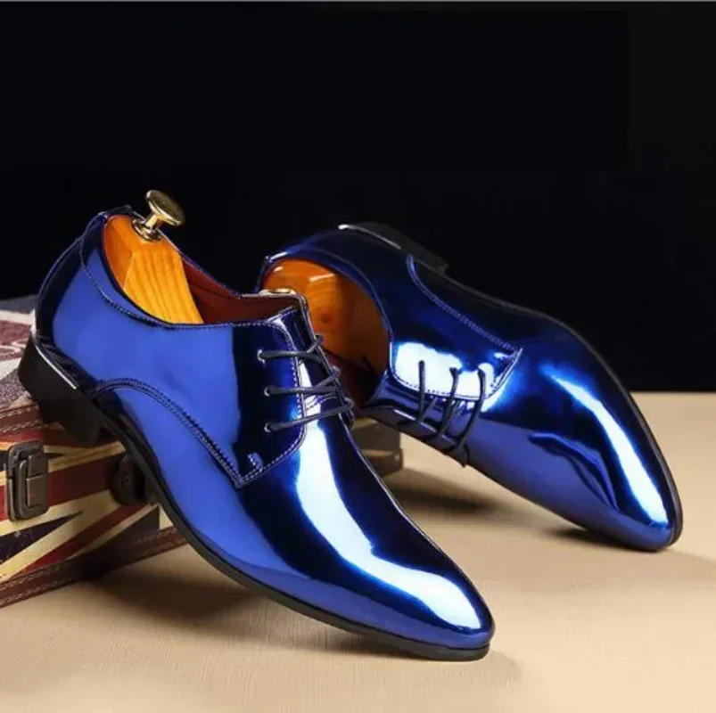 Mode-Trend Patent Leder Männer Hochzeit Schuhe Gold Blau Rot Weiß Oxfords Schuhe Designer Spitz Kleid Schuhe Große Größe 37-48