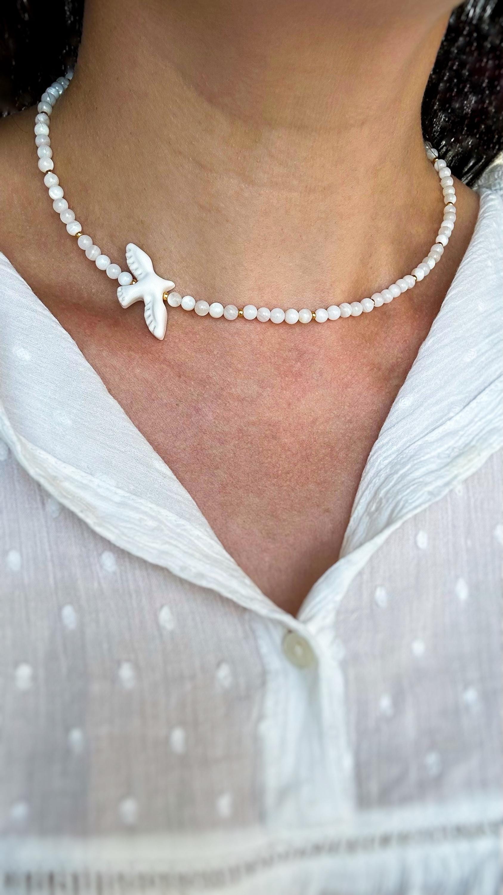 Collana con colomba bianca in volo, girocollo in madreperla, elegante set di gioielli alla moda, regalo ucraino per la fidanzata