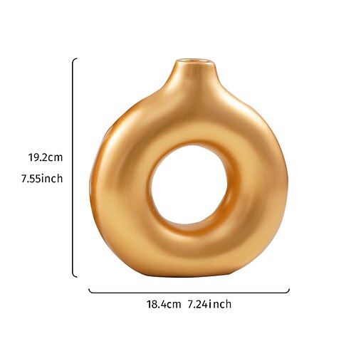 Eine goldene, O-förmige Vase im nordischen, geometrischen und schlichten Design. Die Vase aus Kunstharz eignet sich hervorragend als warme Dekoration für Wohnzimmer, Arbeitszimmer, Esszimmer sowie für Image