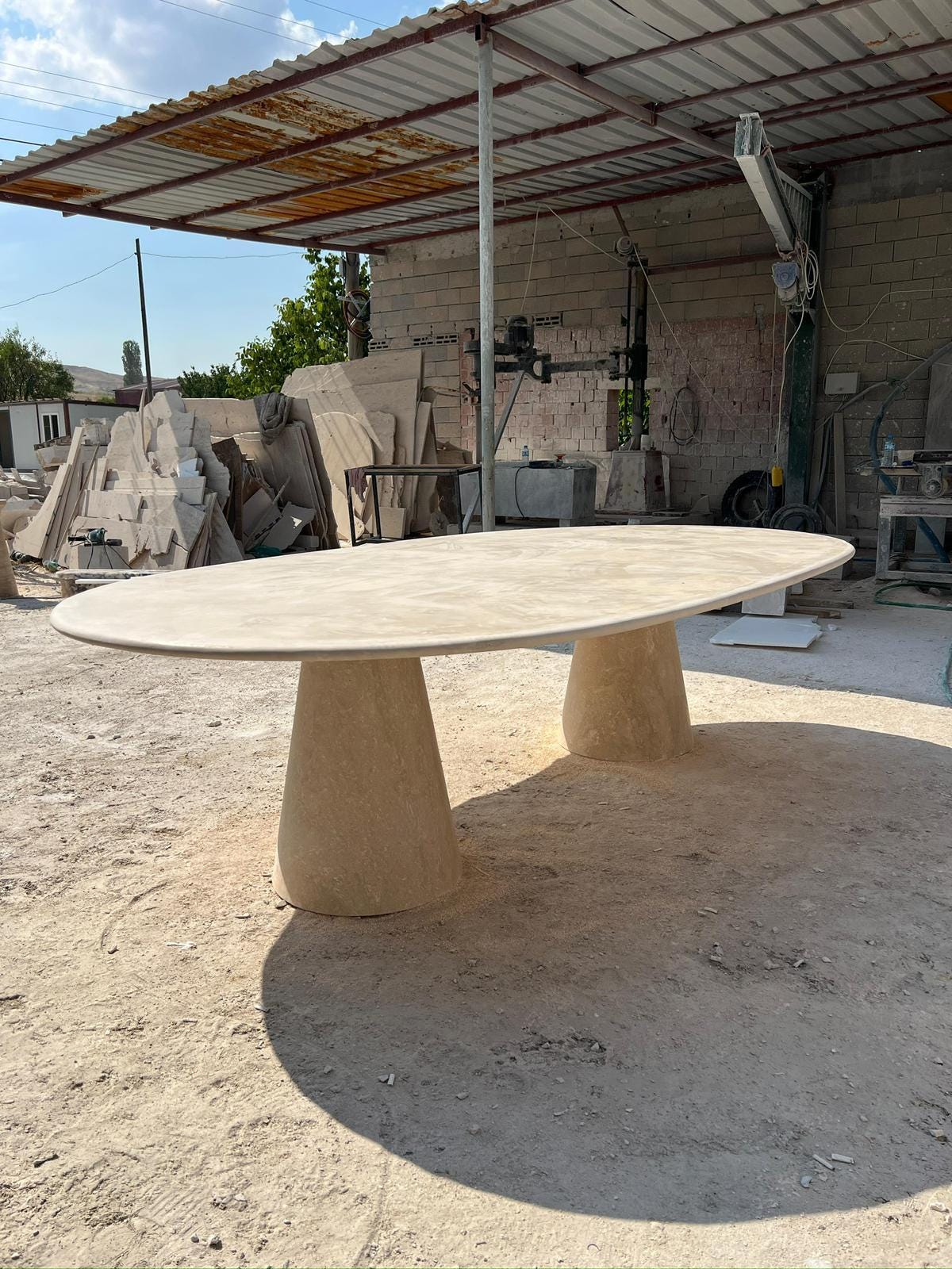 Tavolo da pranzo ovale in travertino. Tavolo ovale in travertino. Tavolo da pranzo in travertino. Tavolo da pranzo ovale. Tavolo da pranzo ovale grand