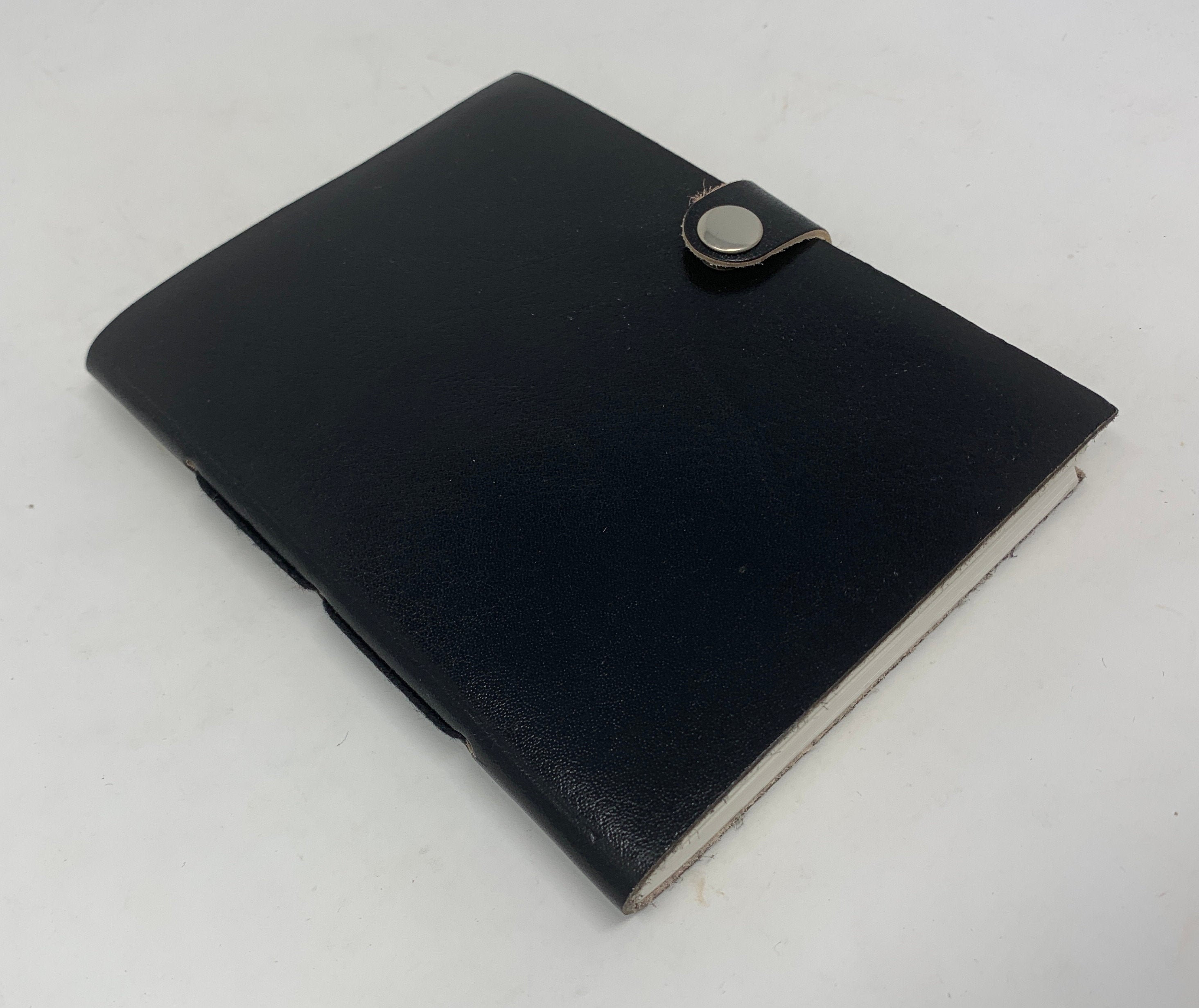 Carnet relié cuir : journal intime, carnet de croquis, carnet de notes, carnet d'idées, recueil de poèmes, livre d'or, livre de rêves, livre de recett