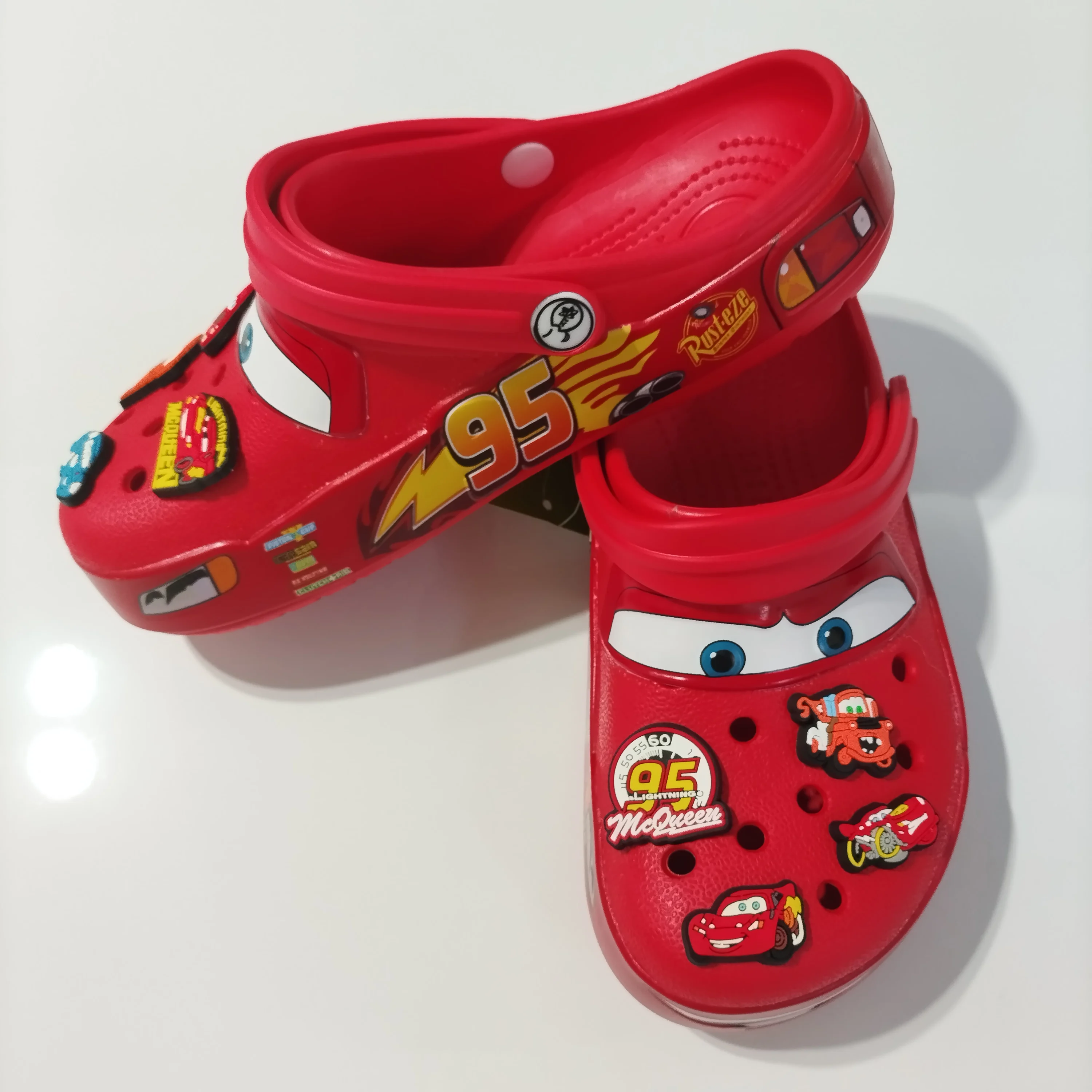 Mcqueens Pixar Cars Cartoon wasserdichte, atmungsaktive Eva-Hausschuhe für Erwachsene, solide Outdoor-Sandalen mit Löchern, lässige Damenschuhe