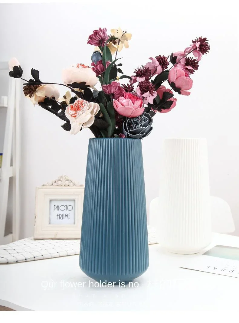 Große Kunststoffvase, trockenes und nasses Blumenarrangement, Behälter, Blumenkunst, Blumendekoration, Nachahmung von Glasur, Vasenarrangement Image