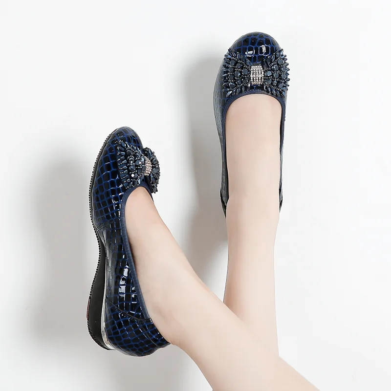 Große Größe frauen Schuhe 41-43 Mutter der Dhoes Leder Weiche Sohle Weiblichen Pfannen Schuhe Breit Fett Flache einzigen Schuhe Vier Jahreszeiten Schuhe