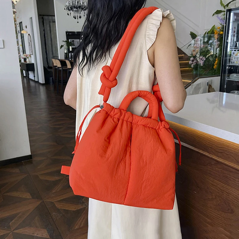 Lässige Puffer-Einkaufstasche mit großer Kapazität, Designer-gepolsterte Nylon-Damenhandtaschen, geknoteter Riemen, Schulter-Crossbody-Taschen, warmer Beutel 2024 Image