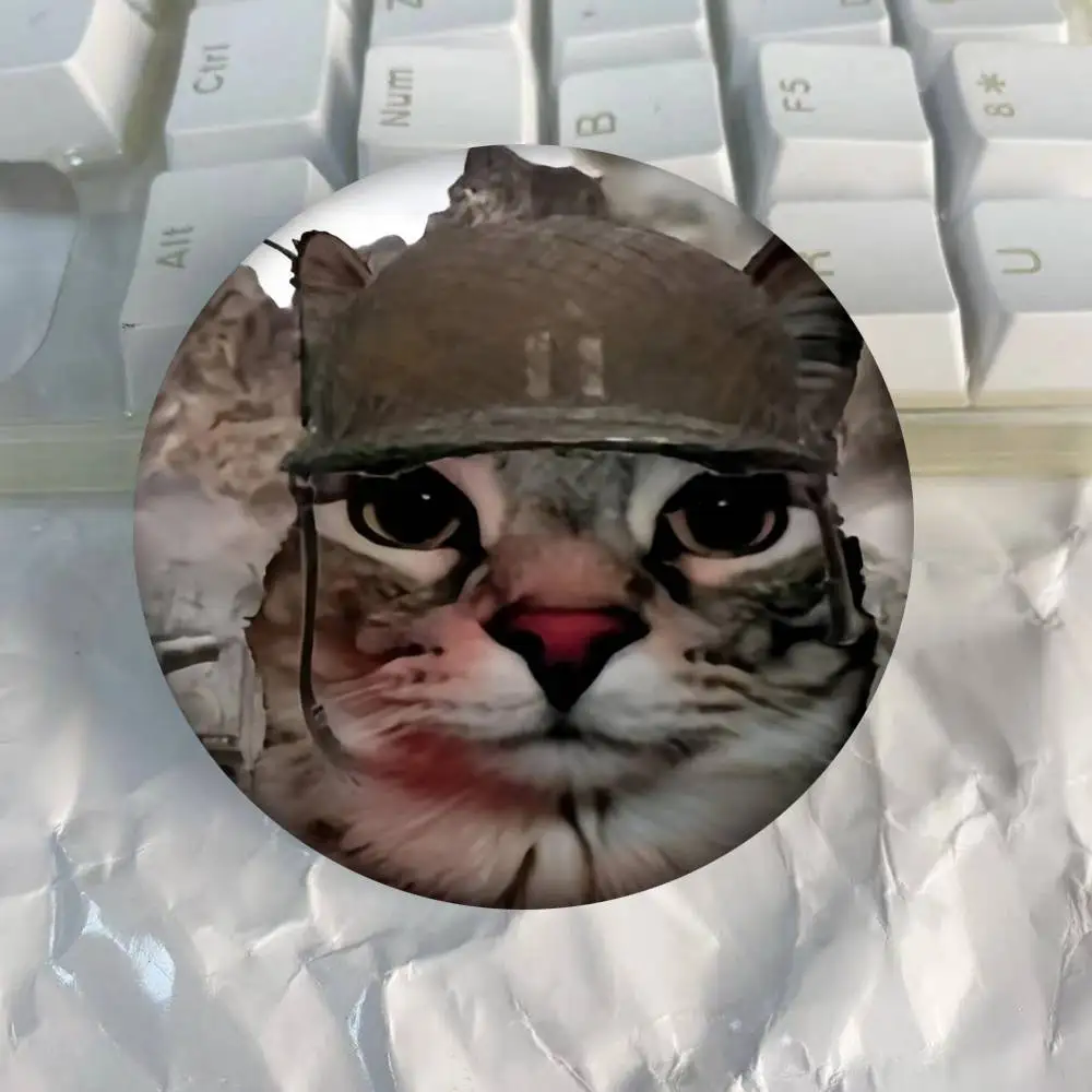 War Cat Thousand Yard Stare Meme Runde Abzeichen Kreative Brosche Kleidung Rucksack Zubehör Anstecknadel Image