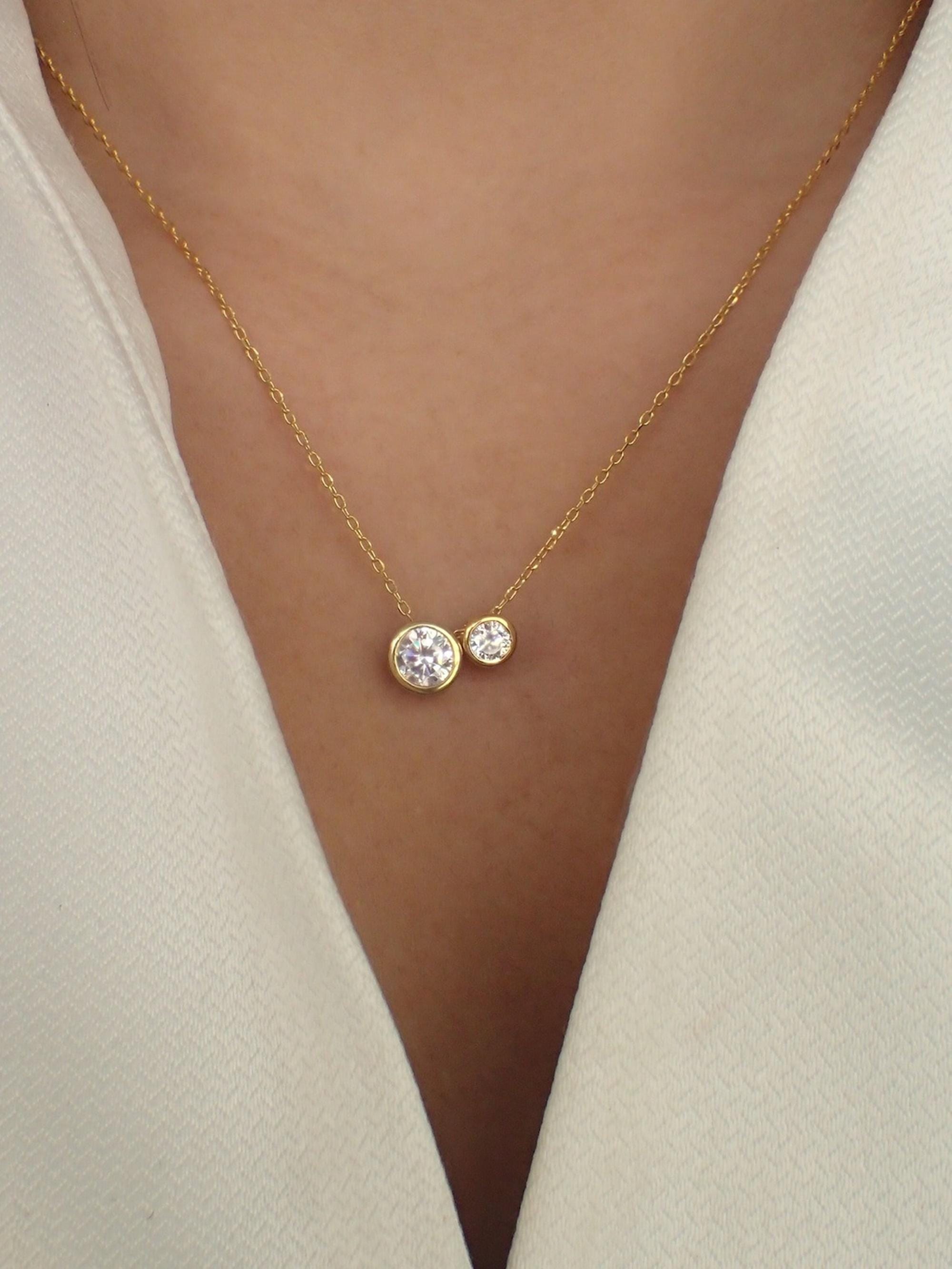 Collana con due pietre in oro giallo 14 carati, collana con doppio diamante moissanite rotondo, collana con ciondolo Toi Et Moi, collana minimalista c