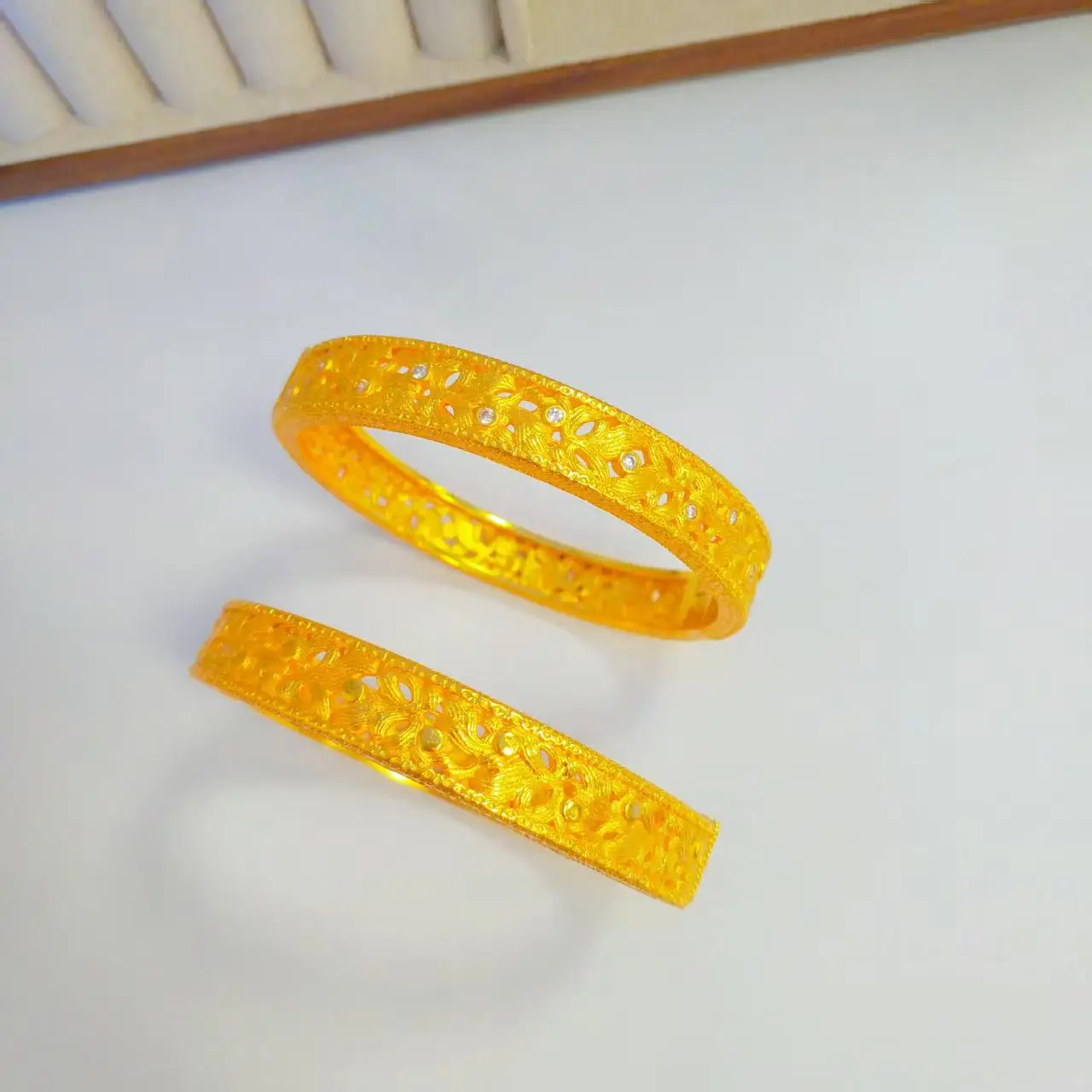 Bracelet en or 24 carats avec diamants, bracelet à boucle de style palais AU999 bracelet polyvalent de luxe rétro léger de style chinois pour femmes