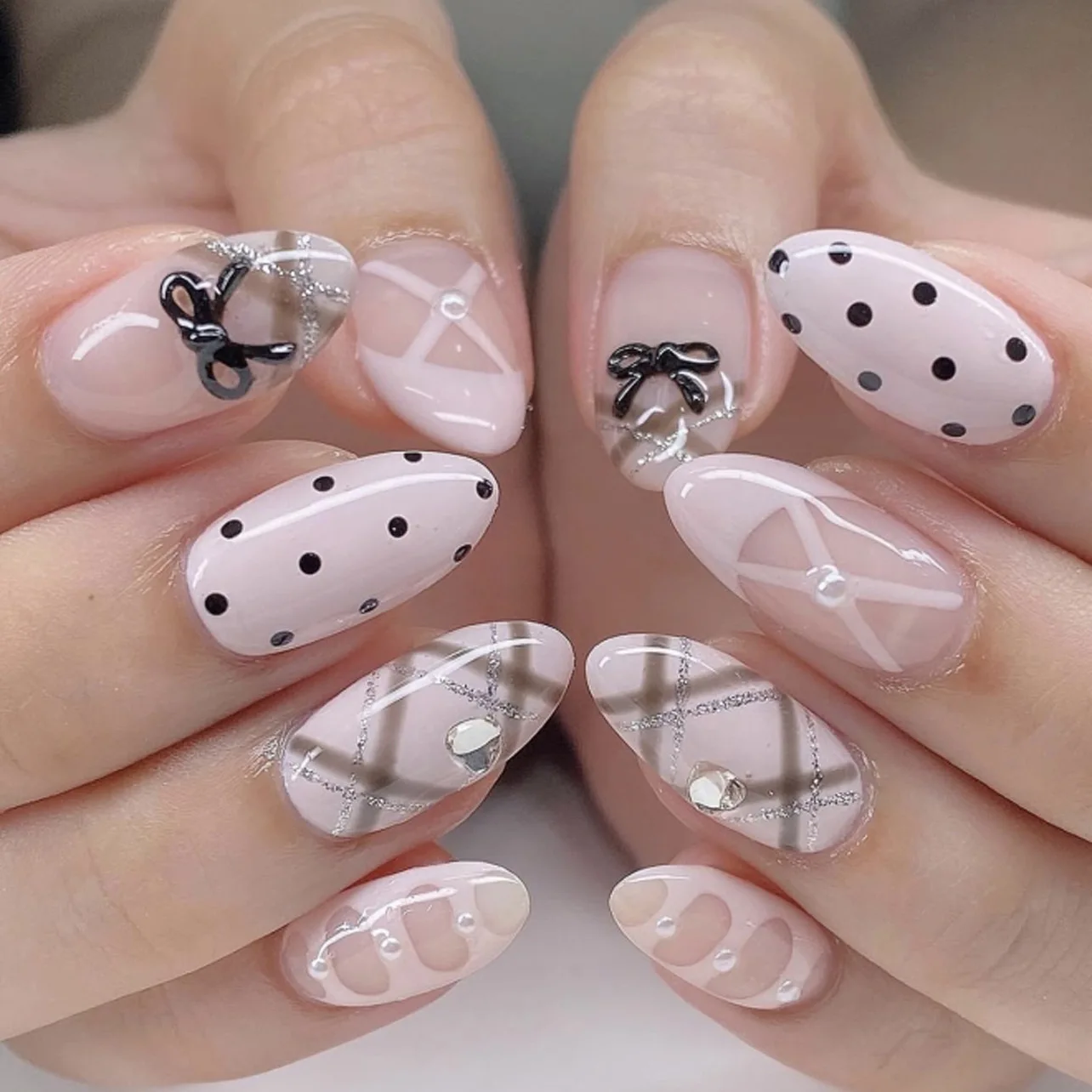 24 Stück süße rosa gefälschte Nagelspitzen, schwarzer Punkt, Schleife, Dekor, zum Aufdrücken der Nägel, tragbar, abnehmbar, einfache Mandel, koreanische Kunstnägel Image