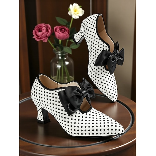 Rote Damenpumps im Vintage-Stil der 1950er Jahre mit Polka-Dots und schwarzer Satinschleife – vom edwardianischen Stil inspiriert, perfekt für Retro-Partys, den Alltag und besondere Anlässe. Image