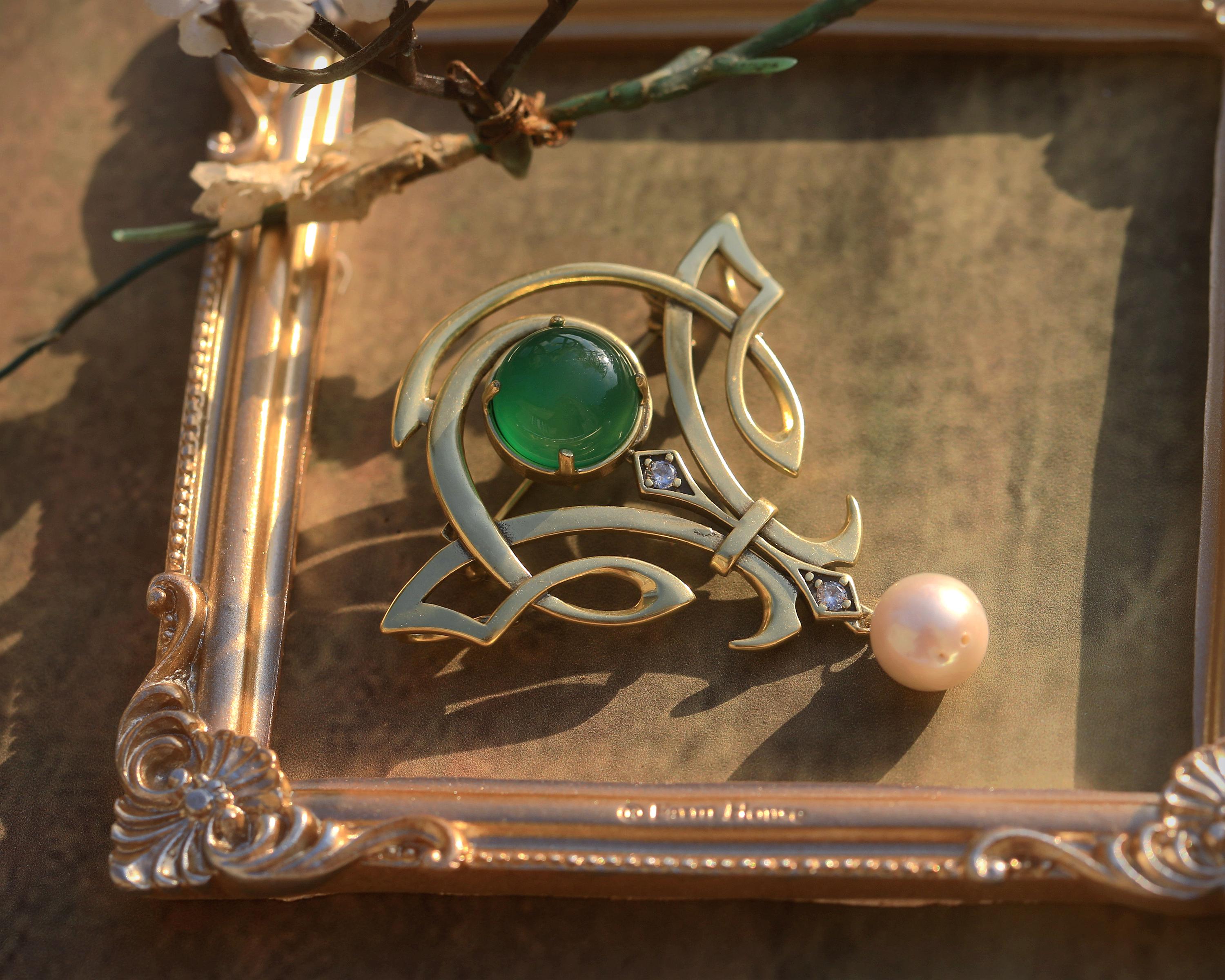 Splendida collana e spilla Art Nouveau in oro antico opaco con zirconi bianchi, vera perla bianca e mezza perla in agata verde, stile vintage, placcat
