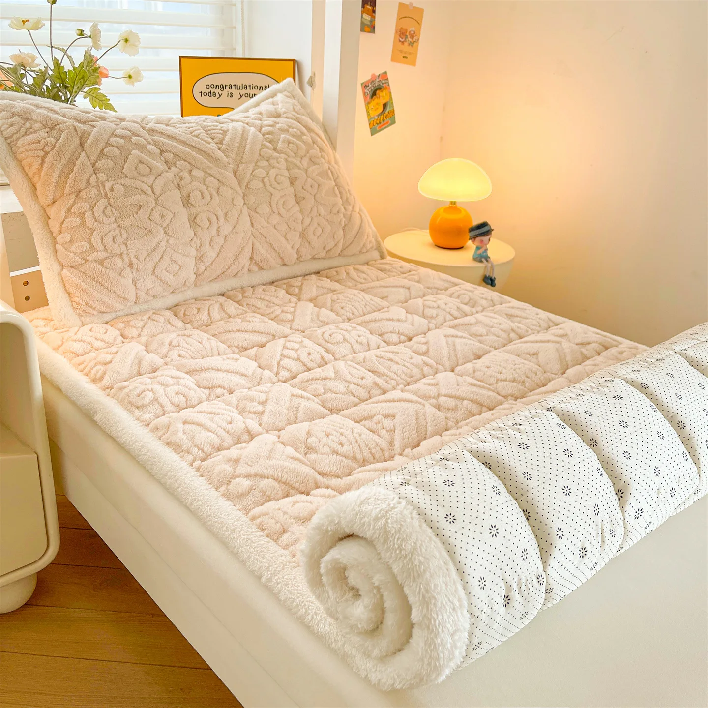 Samt-Matratzenauflage, warmes gestepptes Bettlaken für den Winter, warme Tagesdecke, doppelte dünne Bettmatte, Queen-Matratzenschutzbezug Image