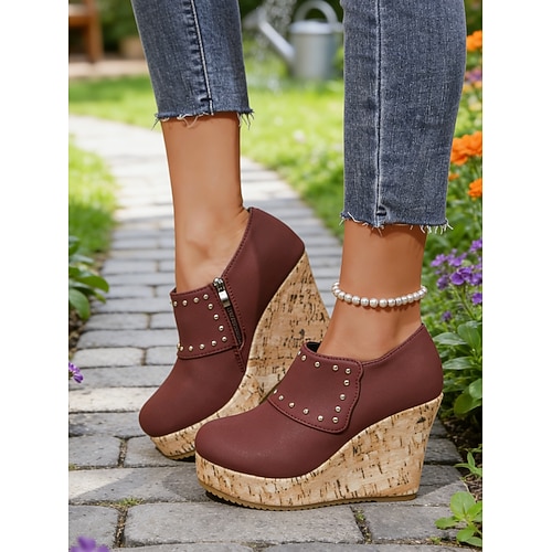 Damen-Keilschuhe in Weinrot mit Nietenbesatz – Boho-Chic-Stiefeletten mit geschlossener Zehenpartie für Herbstmode, Dinner-Dates und Freizeitkleidung Image