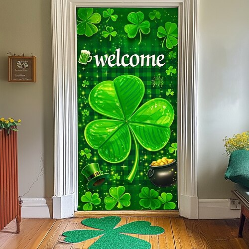 Türdekoration zum St. Patrick's Day, Hintergrund mit irischer Flagge und riesigem Kleeblatt, Willkommensgruß, festliche Eingangsdekoration für die Feierlichkeiten zum St. Patrick's Day. Image