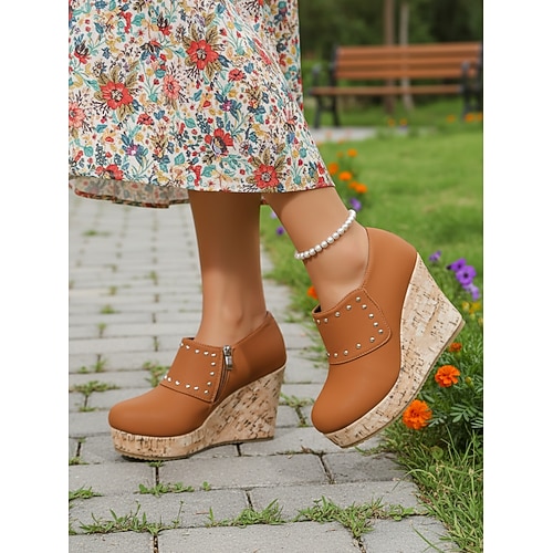 Damen-Keilschuhe in Weinrot mit Nietenbesatz – Boho-Chic-Stiefeletten mit geschlossener Zehenpartie für Herbstmode, Dinner-Dates und Freizeitkleidung Image