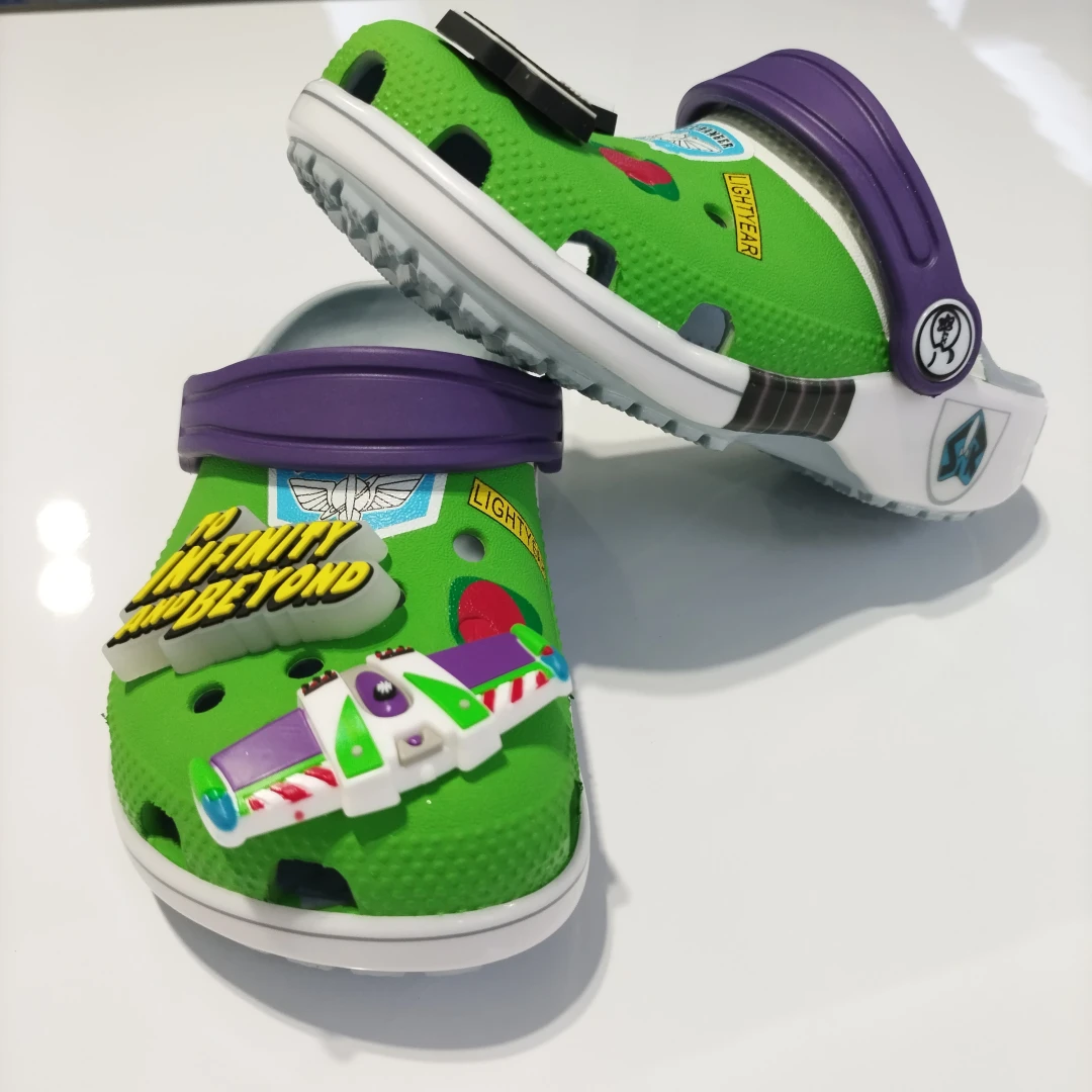 Clogs im Croc-Stil, Slide-Sandalen, Disney Toy Story Buzz mit Schuh-Charm, rutschfeste, atmungsaktive Strandschuhe, Outdoor-Freizeitschuhe