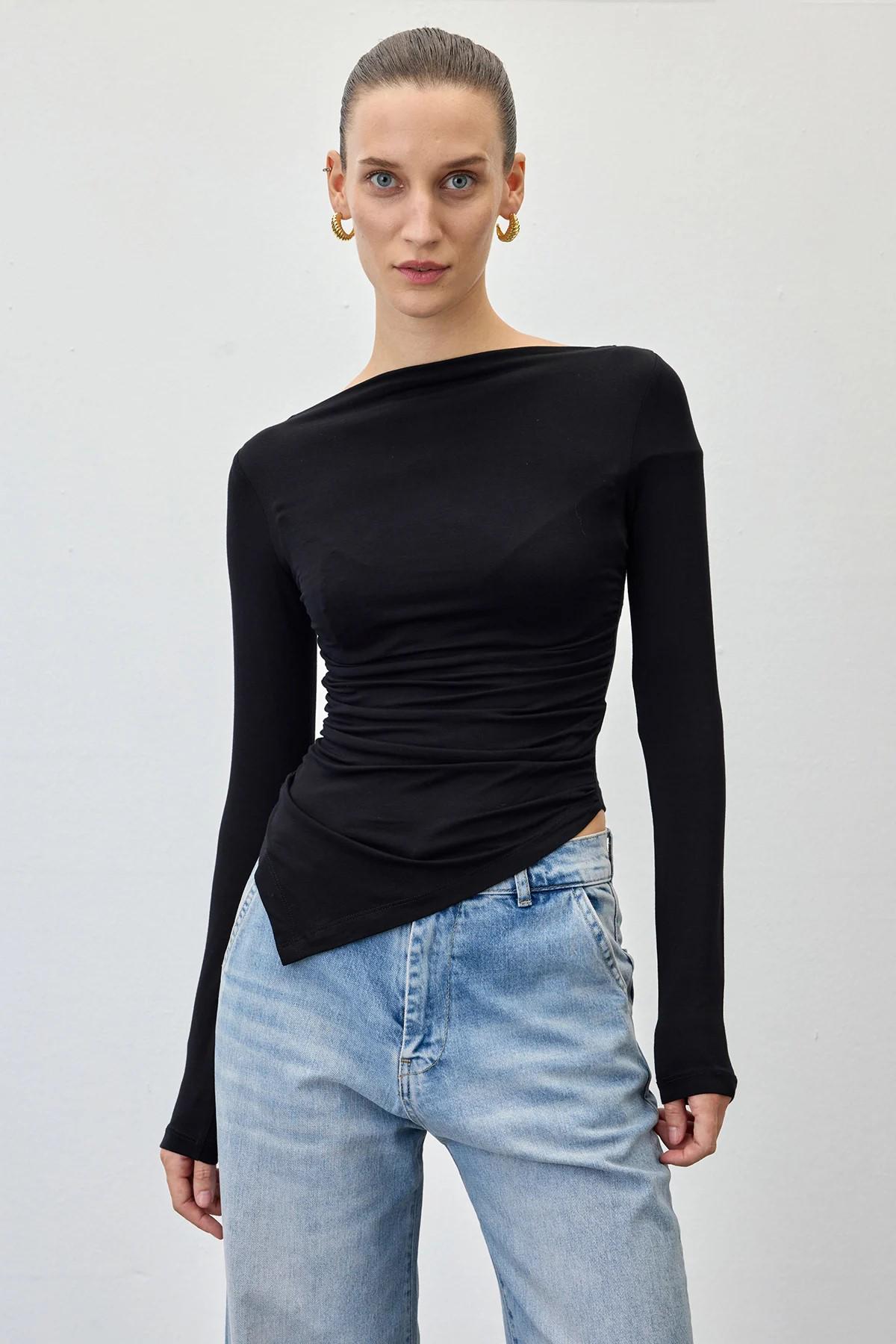 Layra - Maglia asimmetrica nera con scollo a barca e maniche lunghe