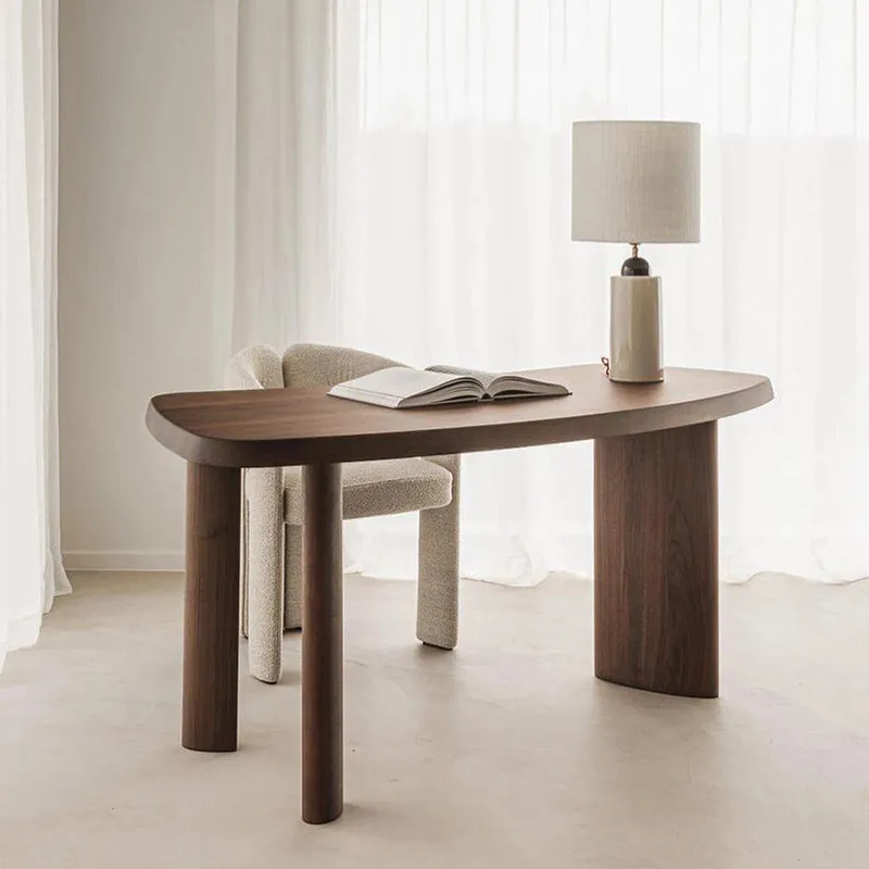 Nordischer Massivholz-Schreibtisch in Sonderform, moderner, einfacher, hochwertiger, gebogener Computertisch aus schwarzem Walnussholz, italienischer kreativer Schreibtisch Image