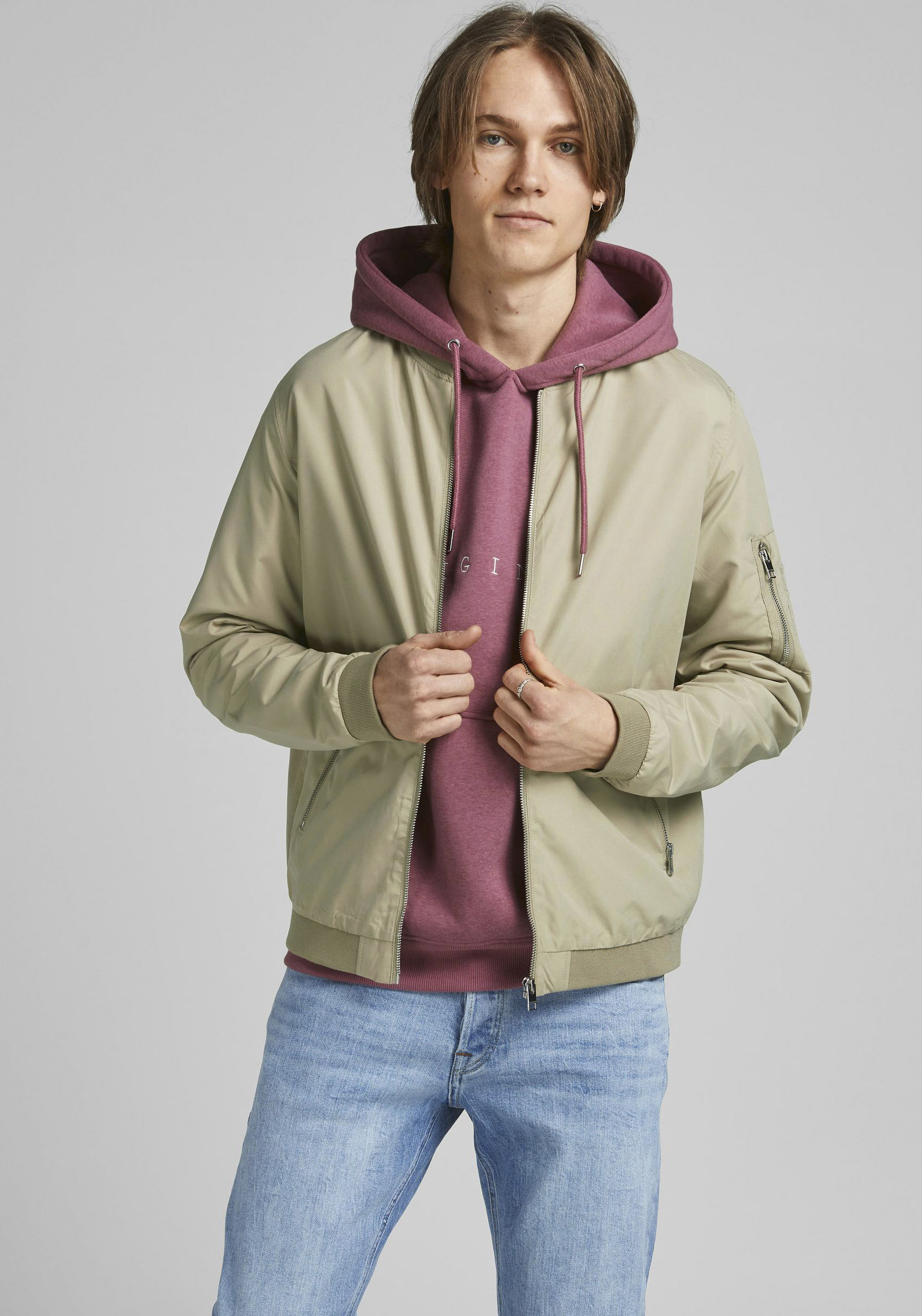 Blouson JACK & JONES "JJERUSH mit Stehkragen und Reißverschlusstaschen", Herren, Gr. S, beige, Web, Obermaterial: 100% Polyester, unifarben, regular fit taillenbedeckt, ohne Ausschnitt, Rippbündchen, Jacken Blouson, unifarben, modisch, regular fit,...