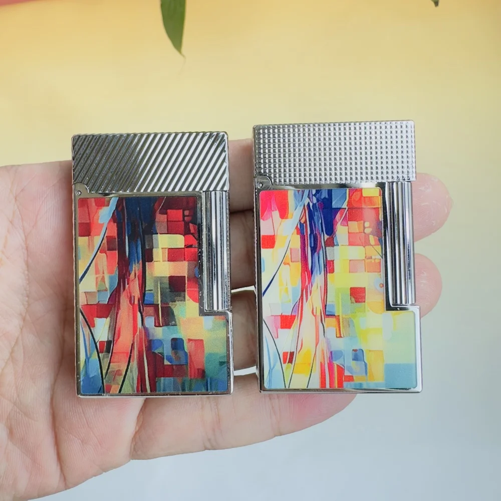 S.T.Dupont Ein maßgeschneidertes Feuerzeug der Luxusmarke mit abstraktem Design, einem lauten Zündgeräusch und einem Satz individueller Accessoires. Dupont logo Image