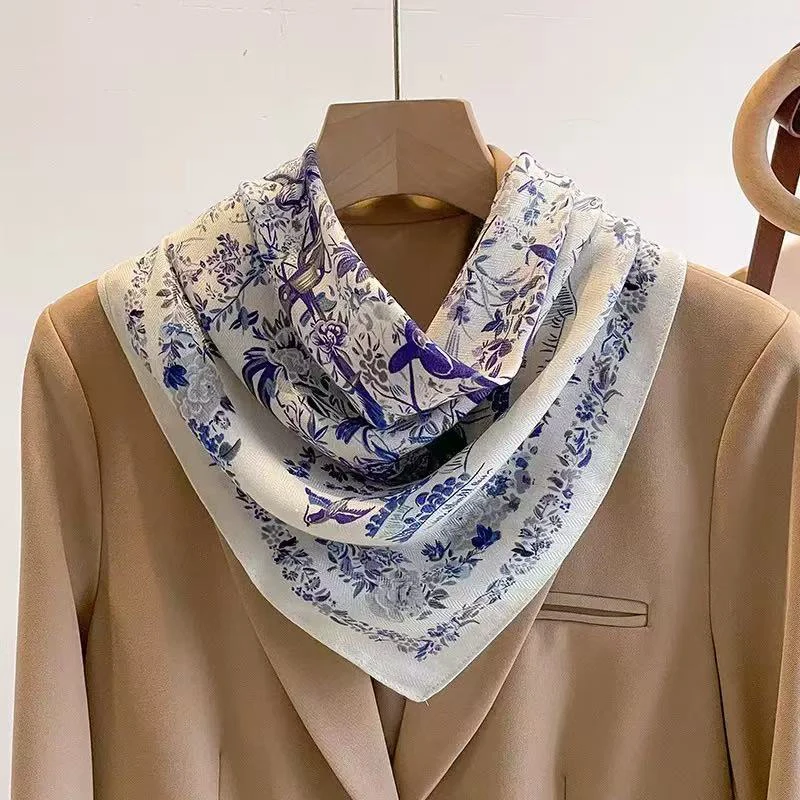Schlichte und elegante Pflanzen- und Blumen-Seidenschals für den Sonnenschutz im Herbst und Winter, quadratische Schals mit Blumen- und Vogelmuster Image