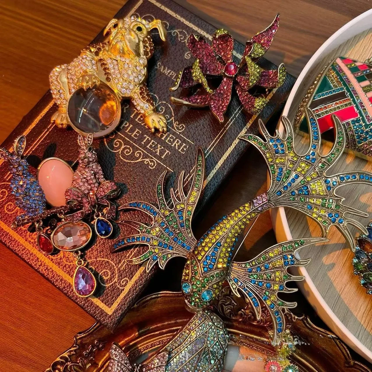 SKEDS Exquisite große Vintage-Brosche mit Strasssteinen, übertriebene Schmetterlingsblume, Tierbrosche, Dinner-Party-Schmuckzubehör Image