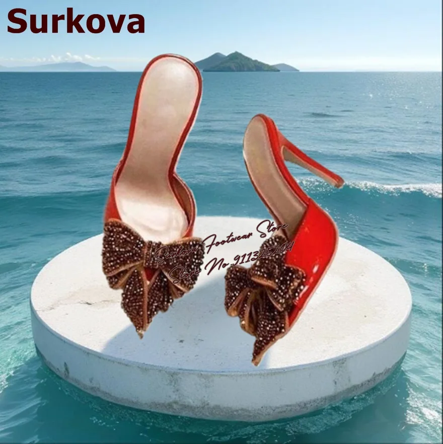 Surkova Bling Bling Kristall-Pantoletten mit Schmetterlingsknoten und hohem Absatz, rotes Lackleder, moderne Hausschuhe, Slip-On-Sandalen mit Strass-Fliege Image