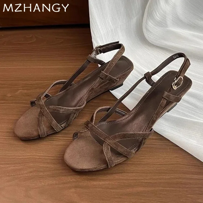 Frauen Sandalen Keile Designer Schuhe Sommer Mid Heels Hausschuhe Elegante 2025, Neue Marke Rutschen Party Kleid Luxus Mujer Alias