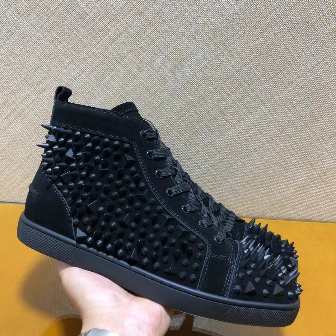 Luxuriöse Herrenschuhe in Übergröße 48, hohe Sneakers aus schwarzem Wildleder, rote Sohle, unordentliche Nieten-Freizeitschuhe, hochwertige, individuelle Schuhe