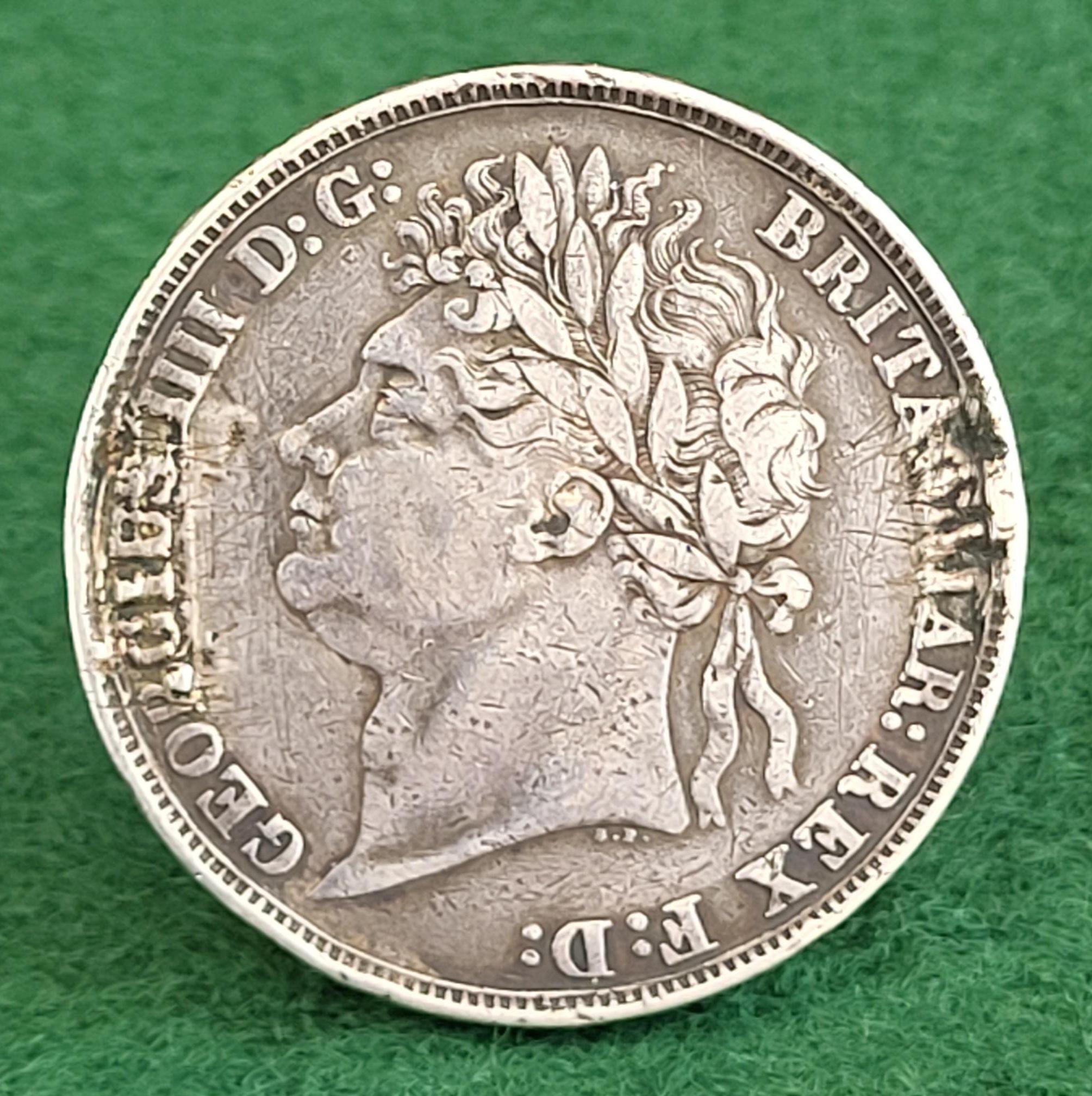 Antica moneta britannica con corona d'argento. Corona d'argento di re Giorgio IIII del 1821. Corona d'argento di Re Giorgio IIII - Decus Et Tutamen. A