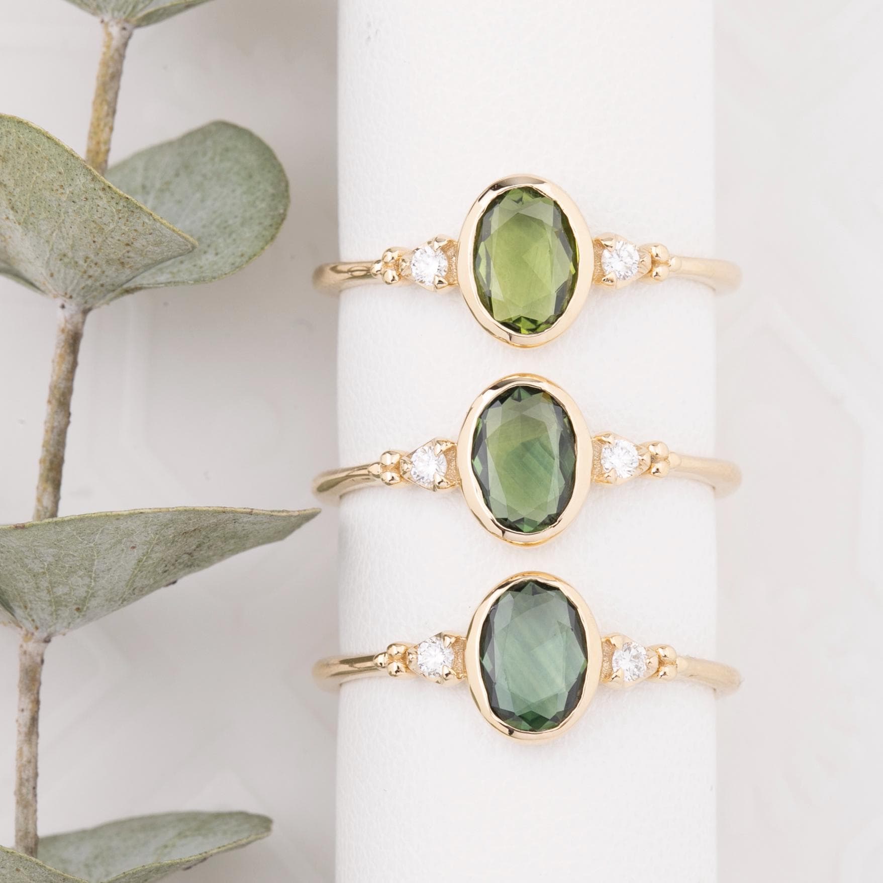Anello con zaffiro ovale incastonato, anello di fidanzamento con zaffiro verde, anello con zaffiro ovale e diamanti, anello con zaffiro unico, anello