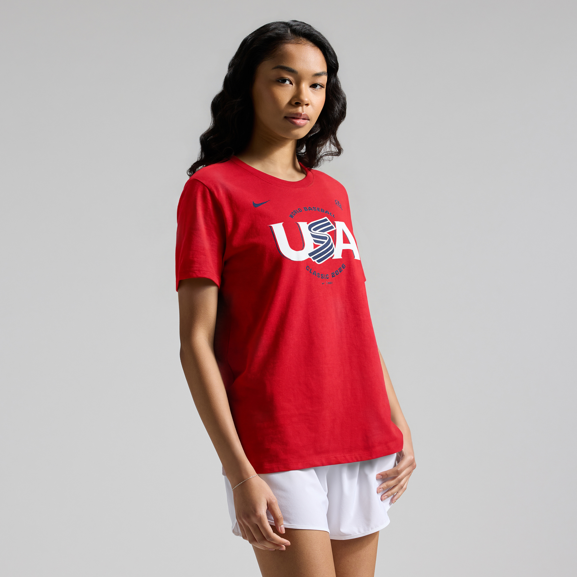 Nike Damen-T-Shirt in Rot mit USA-Baseball-Schriftzug zum World Baseball Classic 2026 Image