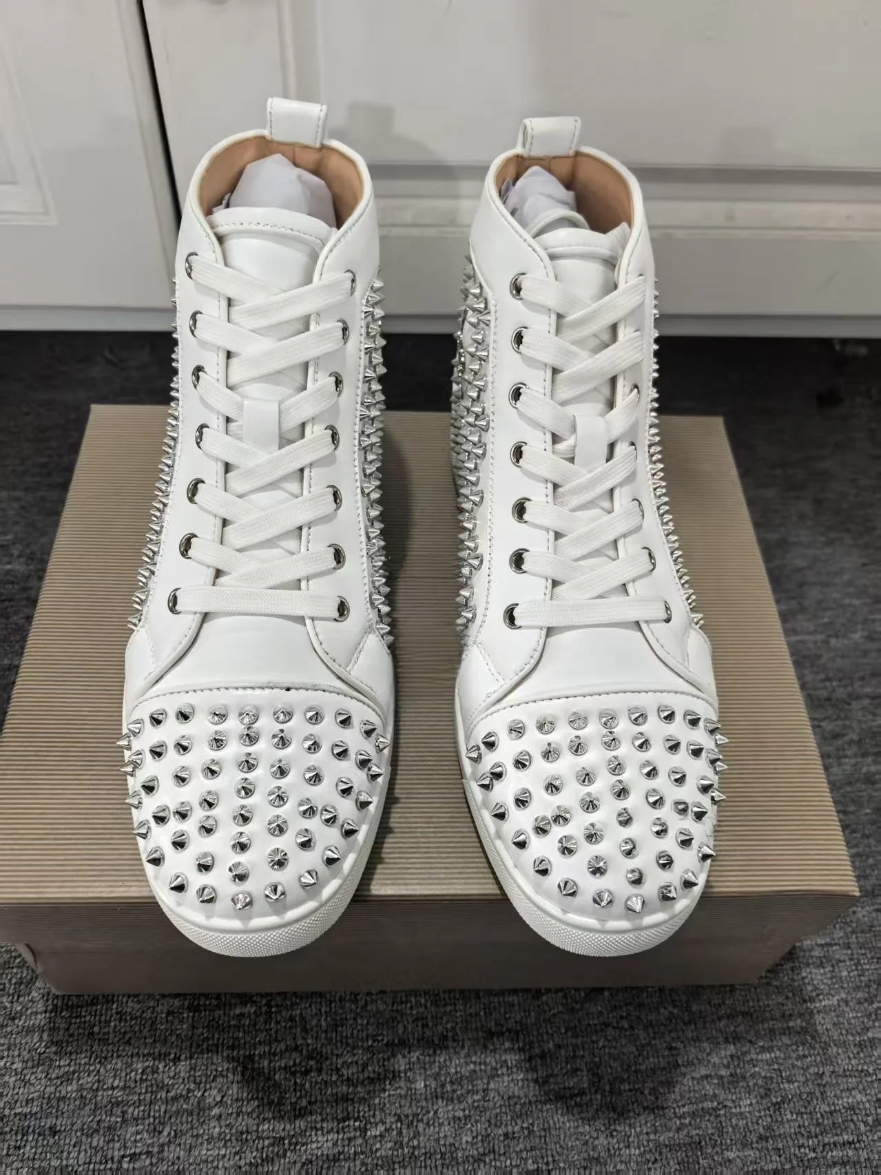 2025, frühjahr Neue männer High Top Casual Sport Schuhe Runde Kappe Flache Spitze-up Niet Dekoration Komfortable Punk große Größe Männer Schuhe