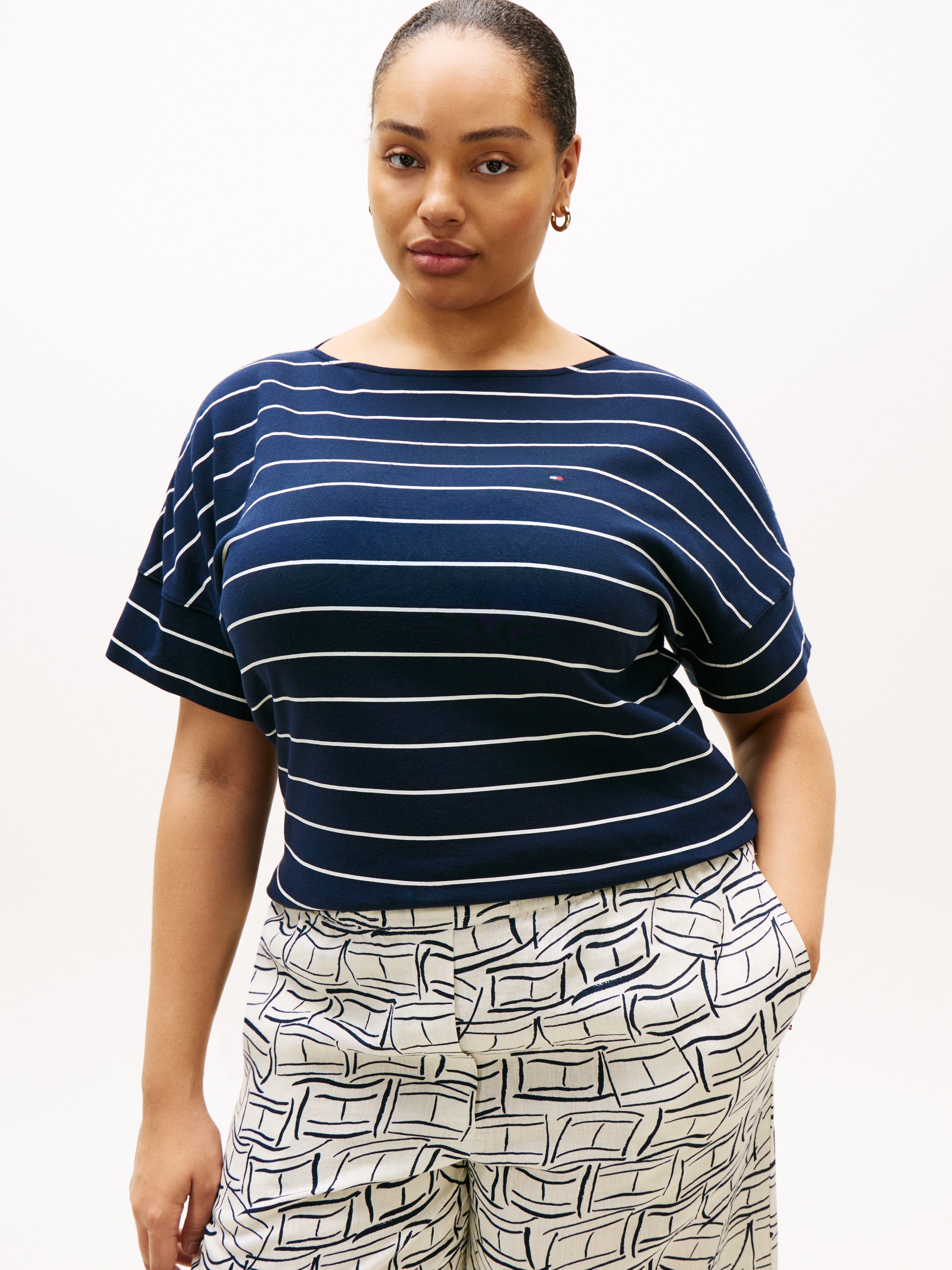 Kurzarmshirt TOMMY HILFIGER CURVE "CRV MDRN CODY CAP SLV C-NK TEE", Damen, Gr. 50, breton stripe schwarz night, ecru, Single Jersey, Obermaterial: 100% Baumwolle, gestreift, normal, U-Boot-Ausschnitt, Shirts, in großen Größen