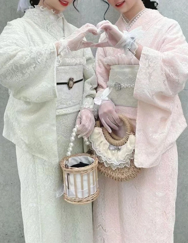 Formeller japanischer Damen-Kimono mit Spitzenverzierung, doppellagige Kunstfaser, traditionelles Design mit mehreren Blumenmustern Image