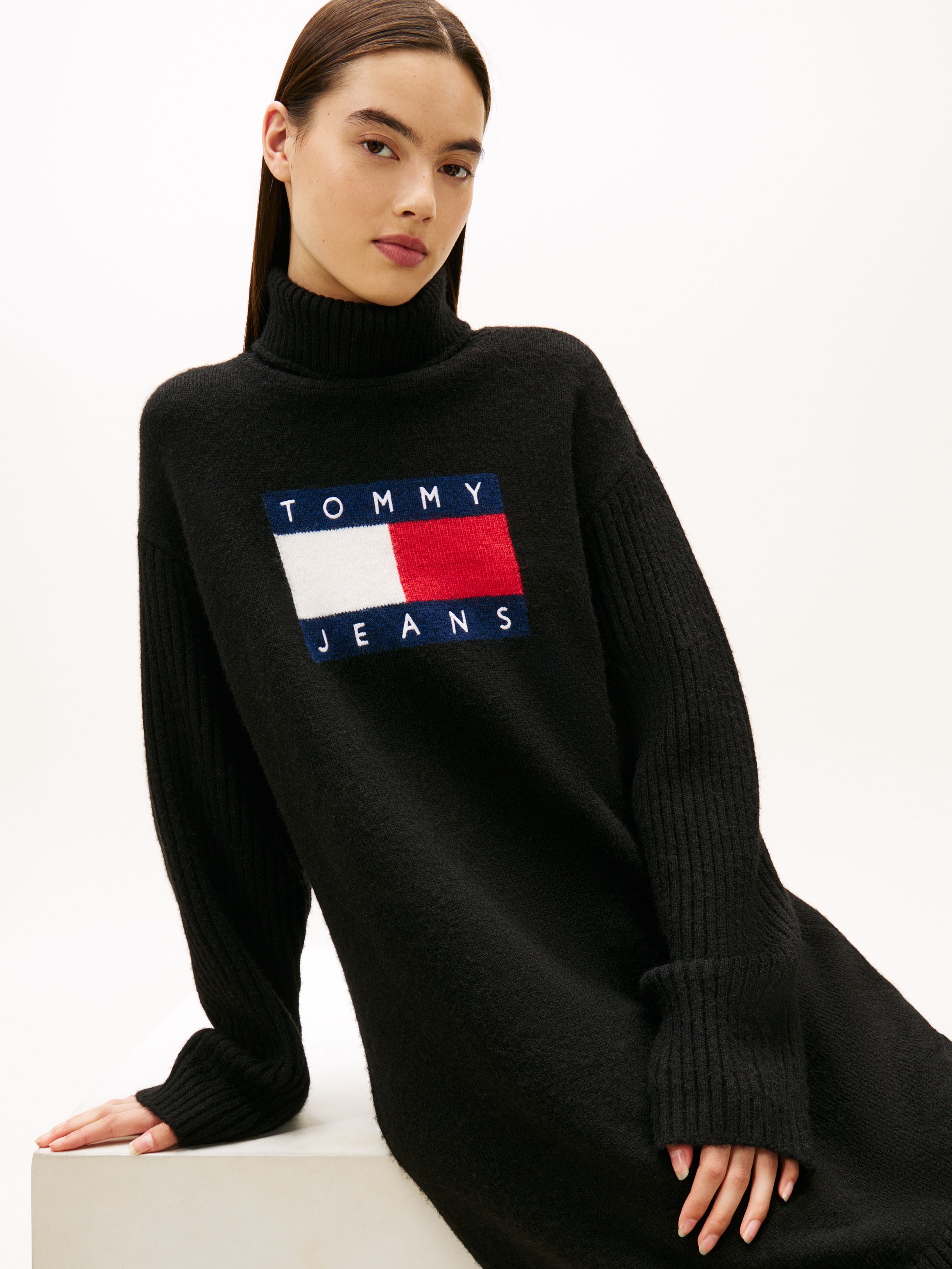 Strickkleid TOMMY JEANS "TJW TURTLENECK FLAG DRESS EXT", Damen, Gr. S (36), N-Gr, schwarz, Strick, Obermaterial: 53% Polyester, 38% Nylon, 9% Wolle, bedruckt, regular fit, Kleider Strickkleid