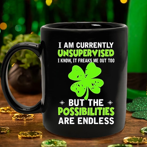 St. Patrick's Day Geschenkbecher mit humorvollem Kleeblattmotiv und dem Aufdruck „Unbeaufsichtigte, aber unendliche Möglichkeiten" – die ideale Keramiktasse, um Lachen und irische Fröhlichkeit zu Image