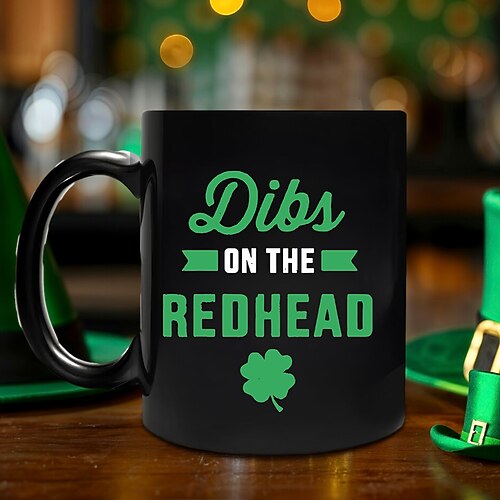 St. Patrick's Day Geschenkbecher „Ich hab die Rothaarige im Visier" – lustiges Kleeblatt-Design, die perfekte Keramik-Kaffeetasse für Feiertage und irischen Stolz. Image