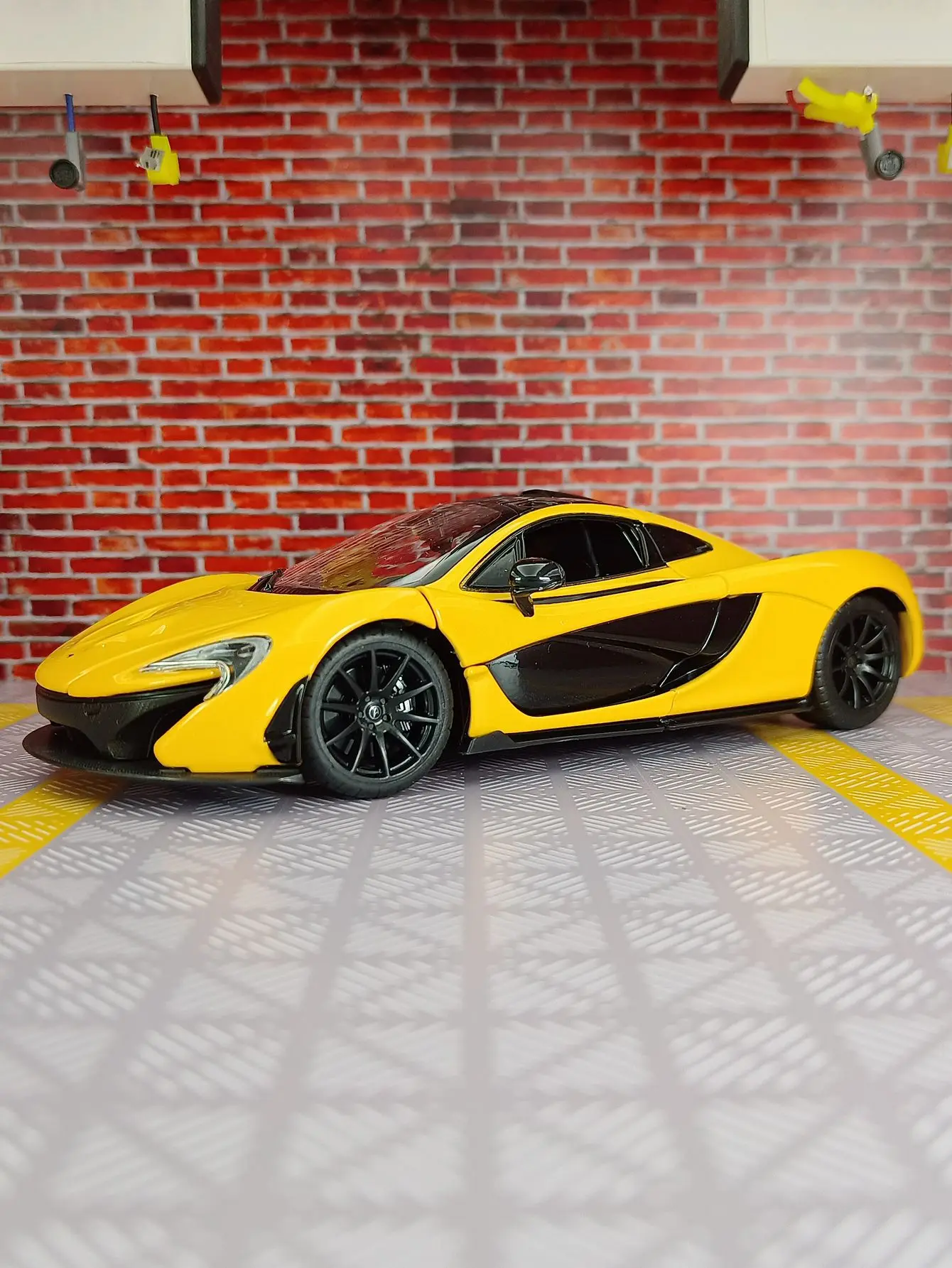Rastar 1:24 McLaren P1 Legierungs-Supercar-Modell Vorderrad kann gedreht werden und die Tür und die Motorhaube kann geöffnet werden, feine Verarbeitung Image