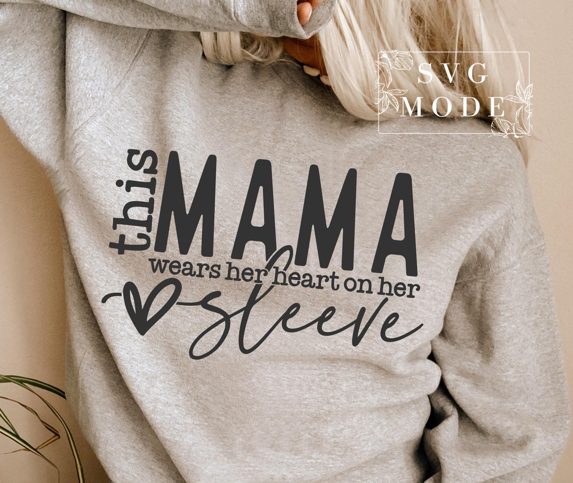 Questa mamma indossa il suo cuore sulla manica SVG PNG, Vita da mamma Svg, Festa della mamma Svg, Maternità Svg, Mamma benedetta Svg, Piccola mamma di
