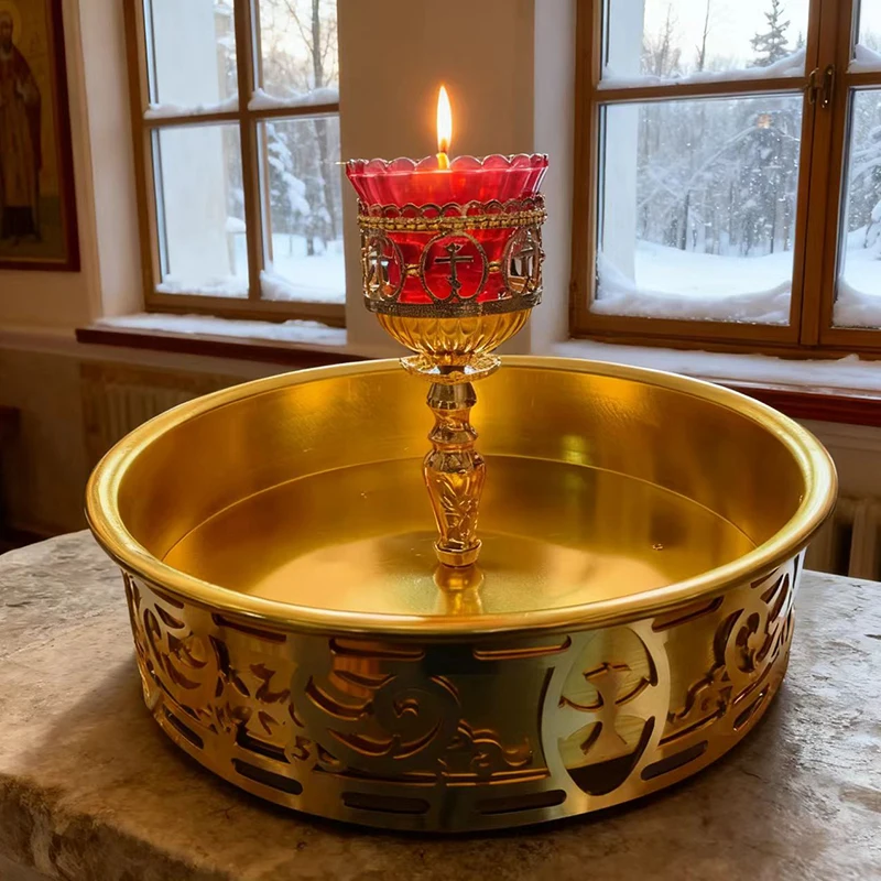 Neue östliche orthodoxe traditionelle Handwerkskunst, vergoldetes Nachtuhrlicht mit roter Glaslampe, Kirchenaltar, religiöse Überwürfe Image