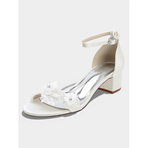 Elegante, elfenbeinweiße Satin-Sandalen mit Blockabsatz und floraler Applikation – perfekt für moderne Hochzeiten in der Stadt. Image